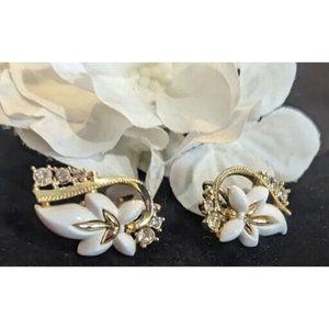 Vintage Signed STAR White Leaf Earrings Screw Back Lucite Clear Rhinestone 1.25"